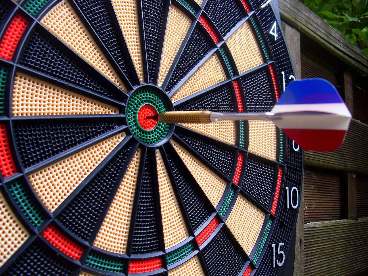 The right way to hold a dart for beginners The right way to hold a dart for beginners