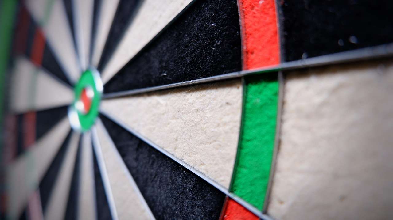Gedetailleerde stappen voor het opzetten van een dartbord Detailed steps for setting up a dartboard