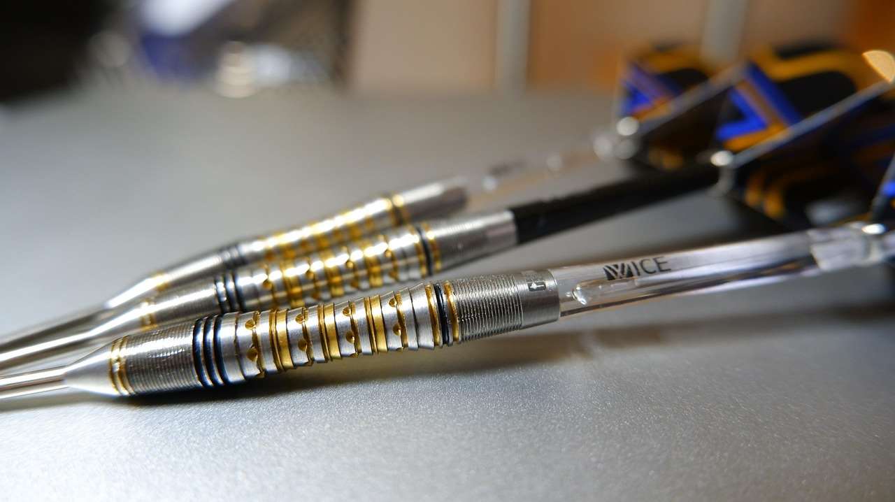 How to properly grip a dart How to properly grip a dart