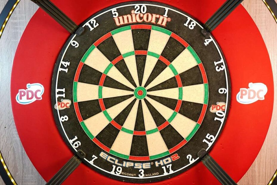 darts players throws