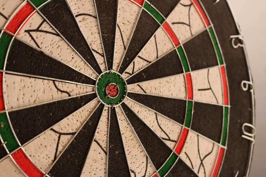 darts scorer girl